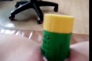 Met een pritt stift naait ze haar gleuf