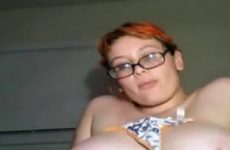 Brildragend meisje mastubeerd voor de webcam