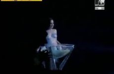 Via Mtv uitzonden super stiptease act