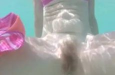 Een stiekeme onderwater striptease