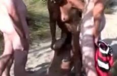 Wulpse rijpe vrouw en haar publiek van rukkers