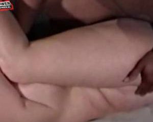 De dikke meid pijpt en laat zich door de neger lul neuken