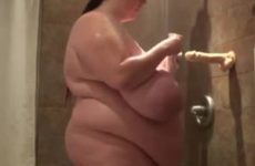 Heerlijke dikke vrouw speelt met dildo terwijl ze zich douched.