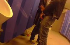 Homo staat te rukken in goed bezocht openbaar toilet