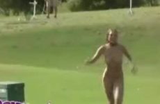Naakte vrouw op de golfbaan